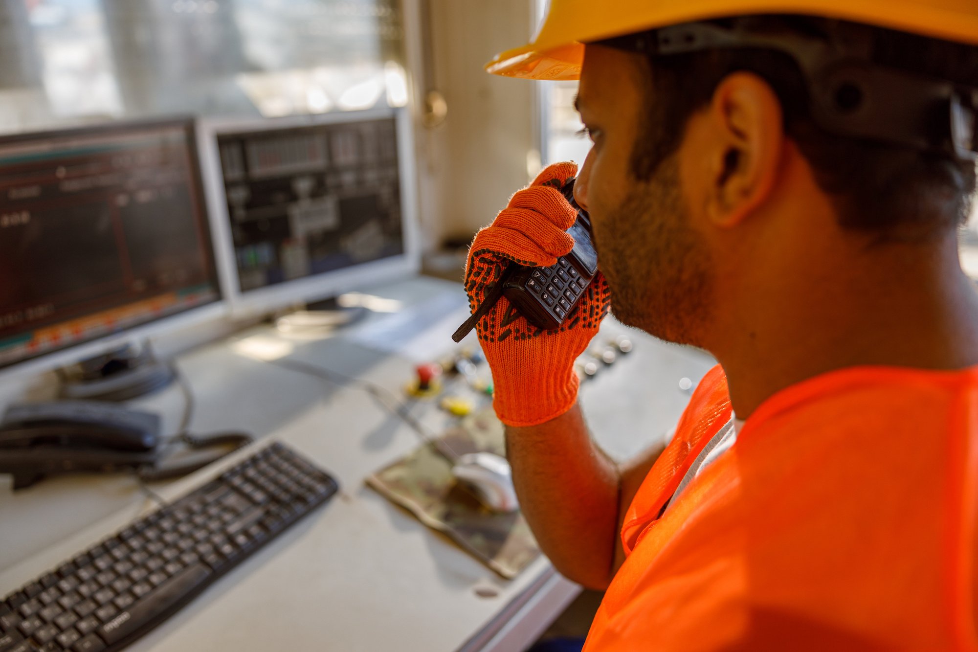 an image of a worker at a desk portraying the retrieval of data even when a device loses internet connection